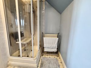 Shower room- click for photo gallery